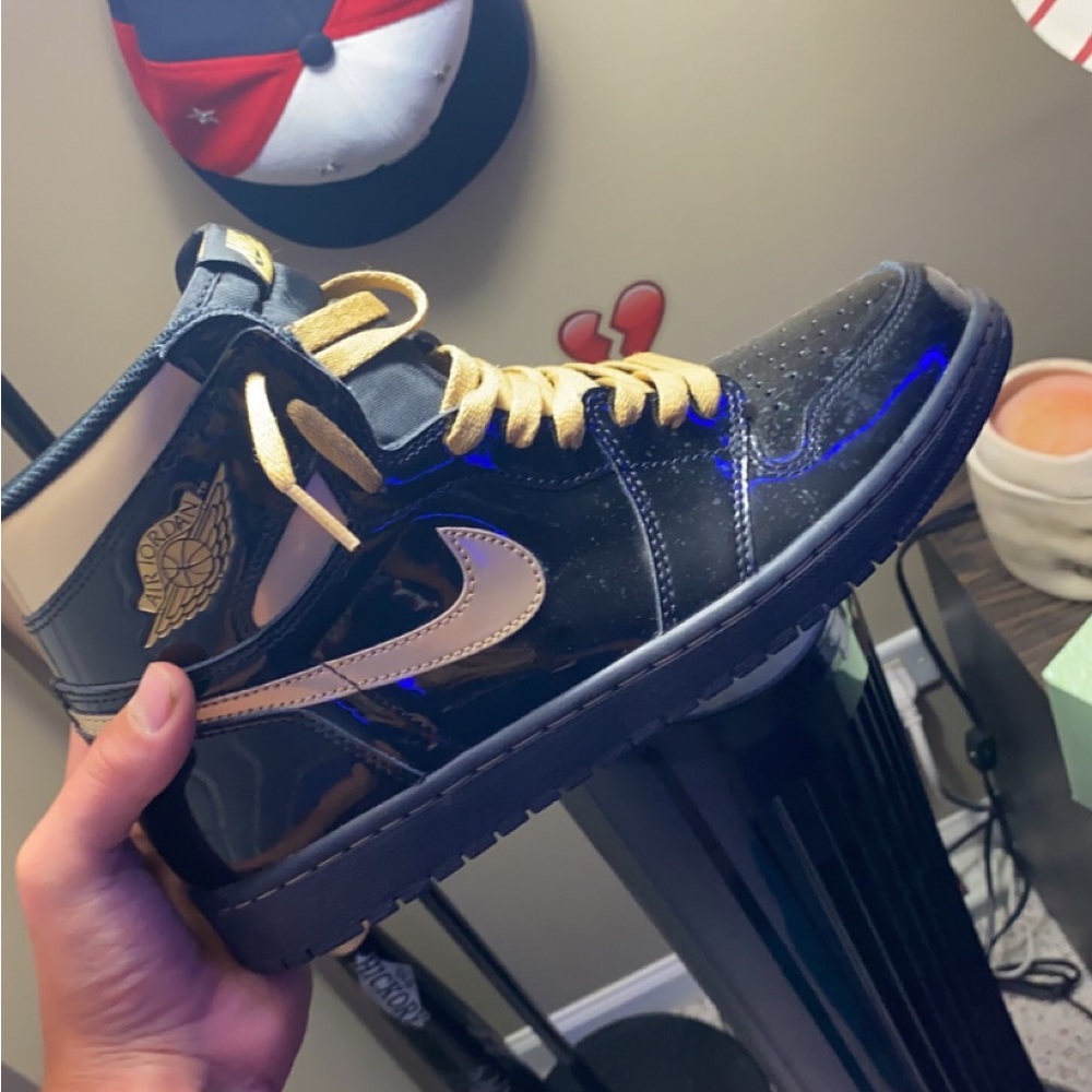 Jordan 1 Retro High Black Metallic Gold size 10/2 - Picture 12 of 16